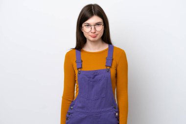 Genç Rus kadın hüzünlü bir ifadeyle mavi arka planda izole edilmiş.