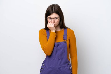 Mavi arka planda izole edilmiş genç bir Rus kadının şüpheleri var.