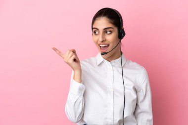 Genç pazarlamacı, izole edilmiş arka planda parmağını kaldırırken çözümü bulmayı amaçlıyor.
