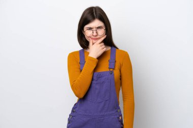 Mavi arka planda izole edilmiş genç bir Rus kadının şüpheleri var.