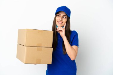 Beyaz arka planda izole edilmiş beyaz kadın, yukarı bakarken bir fikir düşünüyor.