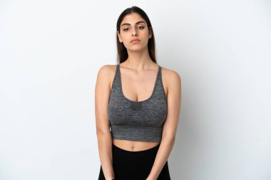 Beyaz arka planda izole edilmiş, kollarını esneten beyaz bir kadın.