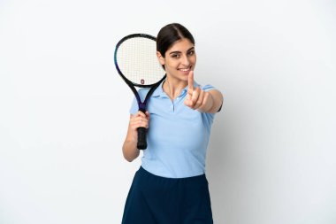 Yakışıklı genç tenisçi beyaz arka planda izole edilmiş beyaz tenli kadın parmağını kaldırıyor ve gösteriyor.