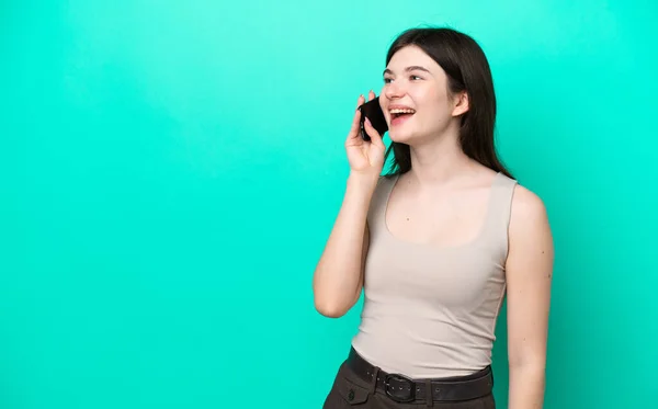 Молодая Россиянка Изолирована Зеленом Фоне Ведения Разговора Мобильным Телефоном — стоковое фото