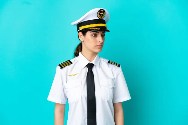 Airplane Pilot Caucasian Woman Isolated Blue Background Looking Side — Zdjęcie stockowe