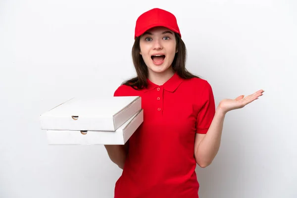 Entrega Pizza Russa Jovem Pegando Caixas Pizza Isoladas Fundo Branco — Fotografia de Stock