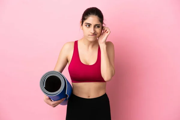 Young Sport Caucasian Woman Going Yoga Classes While Holding Mat — ストック写真