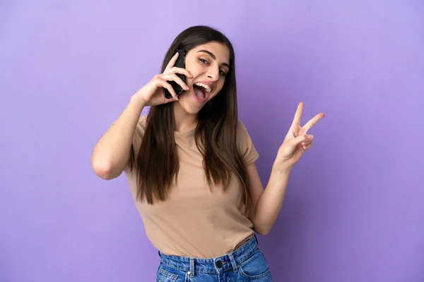 Mujer Joven Caucásica Usando Teléfono Móvil Aislado Sobre Fondo Púrpura — Foto de Stock