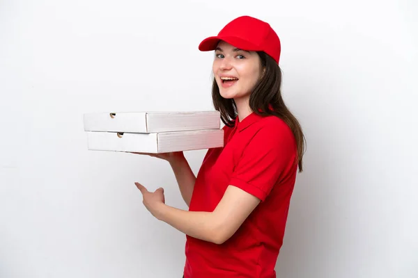 Entrega Pizza Russo Jovem Pegando Caixas Pizza Isoladas Fundo Branco — Fotografia de Stock