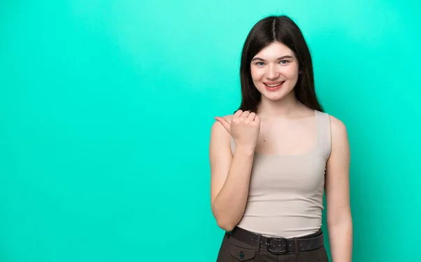 Mujer Rusa Joven Aislada Sobre Fondo Verde Apuntando Hacia Lado — Foto de Stock