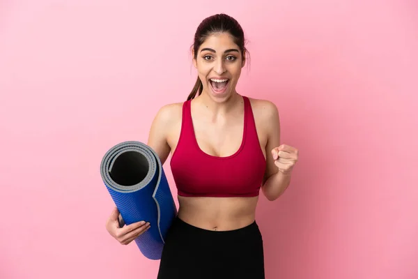 Young Sport Caucasian Woman Going Yoga Classes While Holding Mat — ストック写真