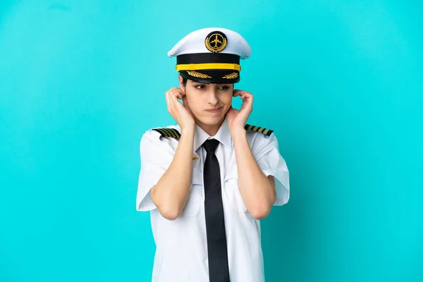 Airplane Pilot Caucasian Woman Isolated Blue Background Frustrated Covering Ears — Zdjęcie stockowe