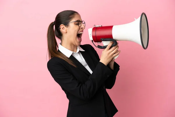 Jonge Kaukasische Zakenvrouw Geïsoleerd Roze Achtergrond Schreeuwen Door Een Megafoon — Stockfoto