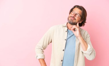 Üst düzey Hollandalı, pembe arka planda izole edilmiş.
