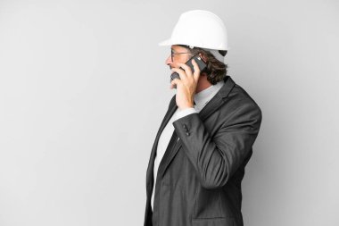 Miğferi izole edilmiş bir geçmişi olan genç bir mimar cep telefonuyla sohbet ediyor.