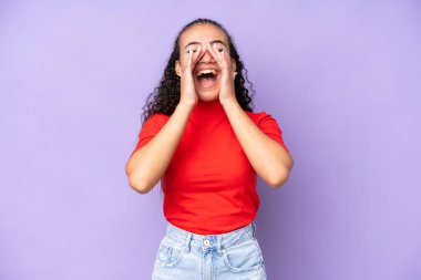 Mor arka planda izole edilmiş genç bir kadın bağırıyor ve bir şeyler söylüyor.