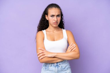 Morarmış arka planda izole edilmiş genç bir kadın üzgün hissediyor.