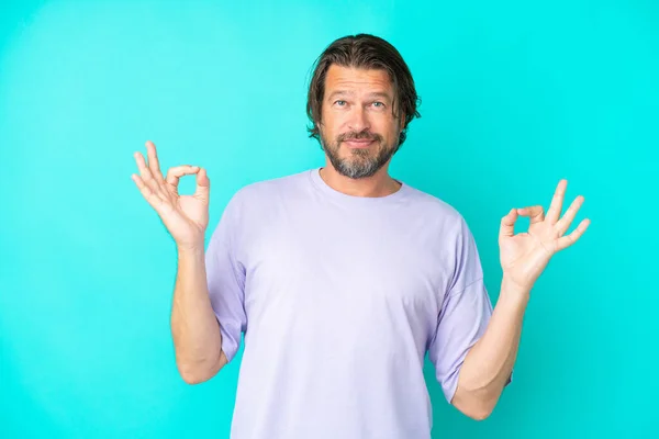 Senior Dutch Man Isolated Blue Background Zen Pose — Stock Photo, Image