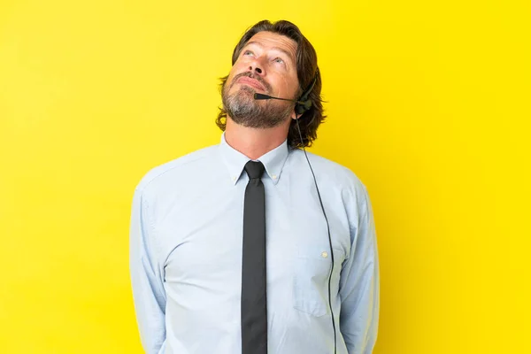 Telemarketer Holandês Homem Trabalhando Com Fone Ouvido Isolado Fundo Amarelo — Fotografia de Stock