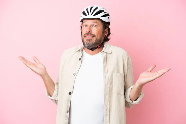 Homem Holandês Sênior Com Capacete Bicicleta Isolado Fundo Rosa Com — Fotografia de Stock