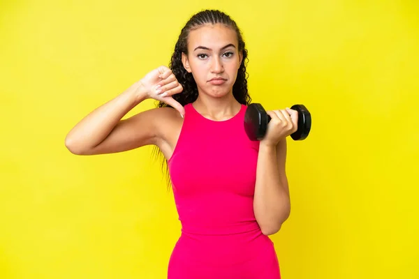 Young Sport Woman Making Weightlifting Isolated Yellow Background Showing Thumb — Foto Stock