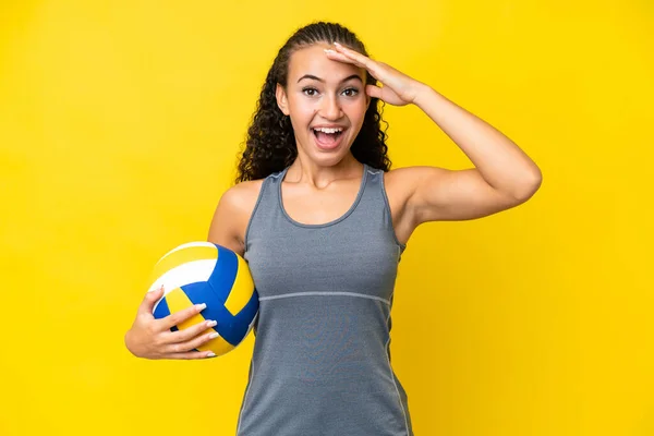 Young Woman Playing Volleyball Isolated Yellow Background Surprise Expression — 스톡 사진