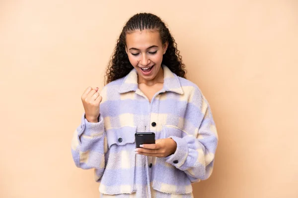 Young Woman Isolated Beige Background Surprised Sending Message — Stockfoto