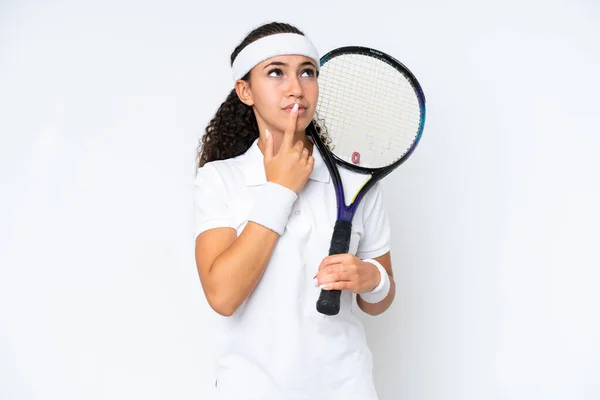 Молода Тенісистка Ізольована Білому Тлі Має Сумніви Під Час Пошуку — стокове фото