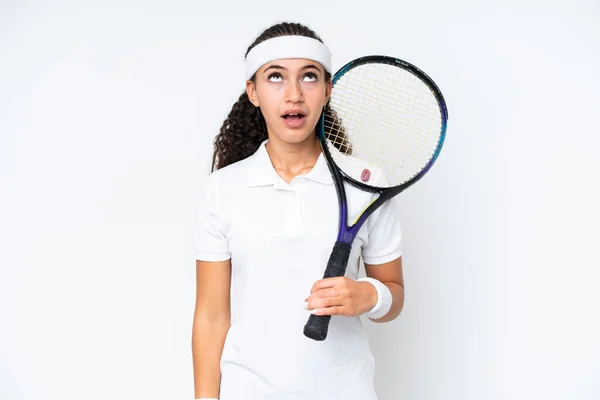 Молода Тенісистка Ізольована Білому Тлі Дивлячись Вгору Несподіваним Виразом — стокове фото