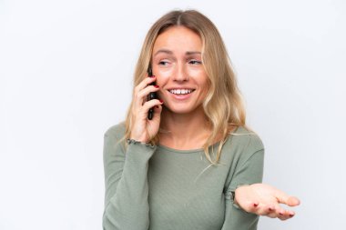 Beyaz arka planda izole edilmiş genç bir Rus kadın cep telefonuyla biriyle sohbet ediyor.