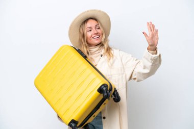 Beyaz arka planda izole edilmiş genç Rus kadın seyahat valizi ve selamlama ile