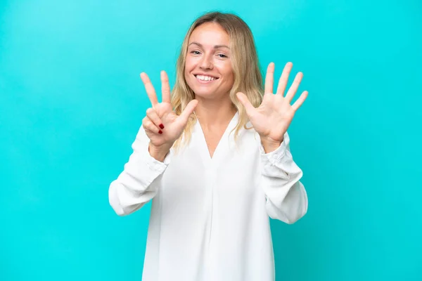 Jong Russisch Vrouw Geïsoleerd Blauwe Achtergrond Tellen Acht Met Vingers — Stockfoto