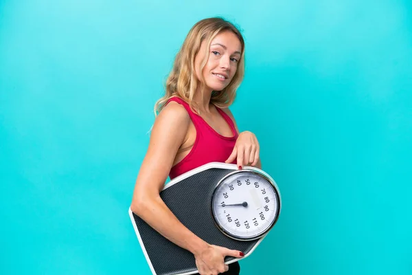 Giovane Donna Russa Isolata Sfondo Blu Che Tiene Una Pesatrice — Foto Stock