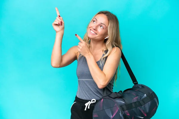 Jovem Mulher Esporte Com Saco Esporte Isolado Fundo Azul Apontando — Fotografia de Stock