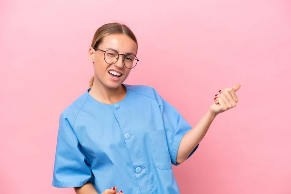 Young Nurse Doctor Woman Isolated Pink Background Making Guitar Gesture — Stock Photo, Image