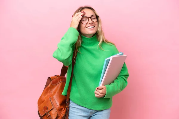 Jonge Student Vrouw Geïsoleerd Roze Achtergrond Glimlachen Veel — Stockfoto