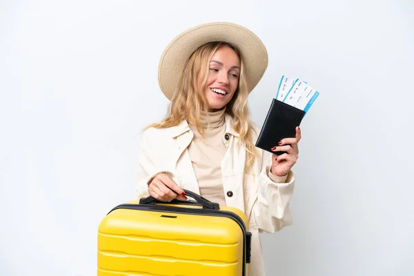 Jonge Russische Vrouw Geïsoleerd Witte Achtergrond Vakantie Met Koffer Paspoort — Stockfoto