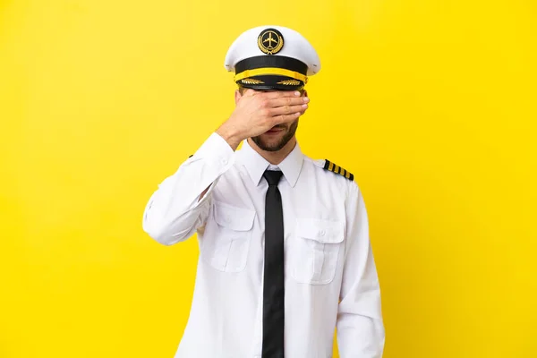 Airplane Caucasian Pilot Isolated Yellow Background Covering Eyes Hands Want — Stock Photo, Image