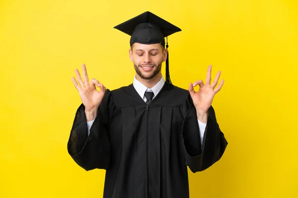 Junger Kaukasischer Universitätsabsolvent Isoliert Auf Gelbem Hintergrund Zen Pose — Stockfoto
