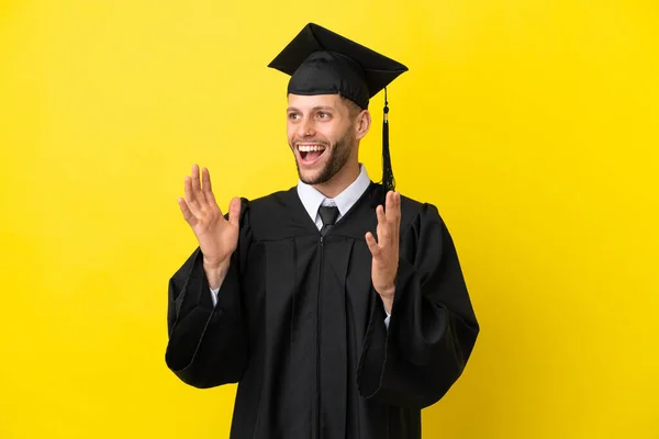 Junge Universitätsabsolvent Kaukasischen Mann Isoliert Auf Gelbem Hintergrund Mit Überraschung — Stockfoto