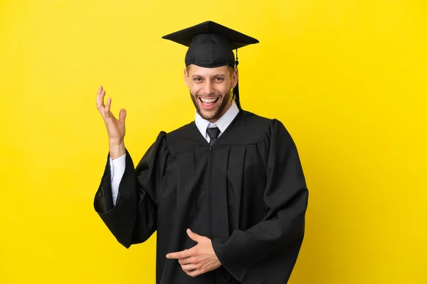 Genç Üniversite Mezunu Sarı Arka Planda Izole Edilmiş Beyaz Bir — Stok fotoğraf