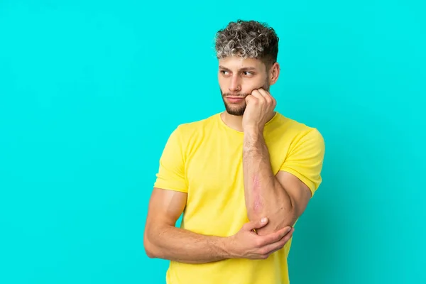 Jonge Knappe Blanke Man Geïsoleerd Blauwe Achtergrond Met Moe Verveeld — Stockfoto