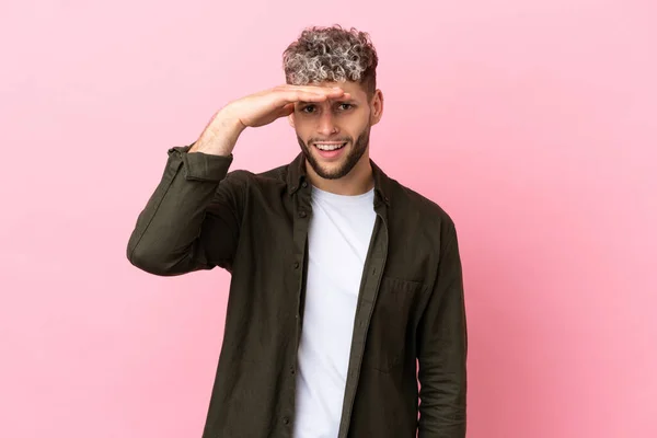 Young Handsome Caucasian Man Isolated Pink Background Looking Far Away — Φωτογραφία Αρχείου