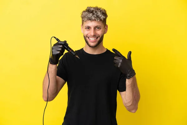 Tattoo Artist Caucasian Man Isolated Yellow Background Giving Thumbs Gesture — 스톡 사진