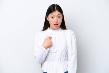 Beyaz arka planda izole edilmiş genç Çinli kadın kendini işaret ediyor.