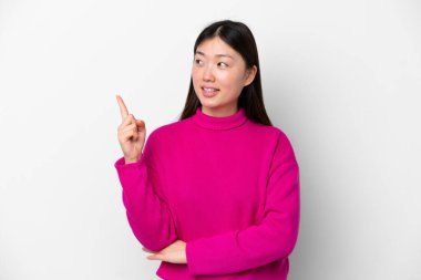 Beyaz arka planda izole edilmiş genç Çinli kadın harika bir fikre işaret ediyor.
