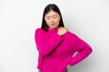 Genç Çinli bir kadın beyaz arka planda izole edilmiş omuz ağrısından muzdarip olarak çabaladığı için.