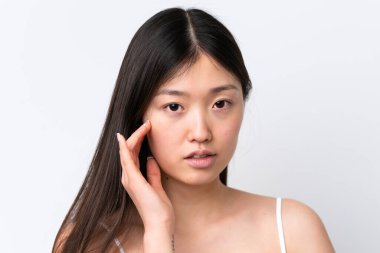 Beyaz arka planda izole edilmiş genç bir Çinli kadın. Portreyi kapat