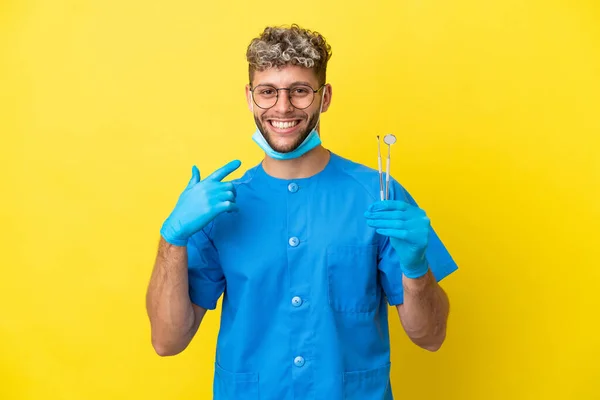 Dentist Caucasian Man Holding Tools Isolated Yellow Background Giving Thumbs — Fotografia de Stock