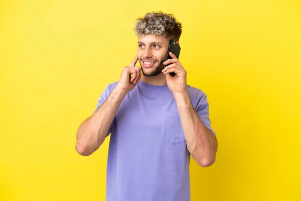 Jovem Caucasiano Usando Telefone Celular Isolado Fundo Amarelo Pensando Uma — Fotografia de Stock